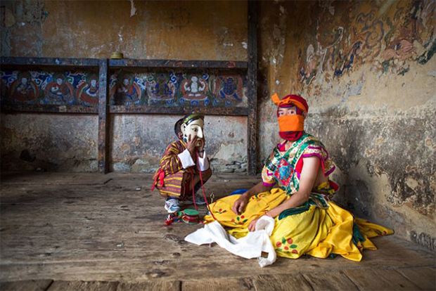 9-bhutanese-masked-dancer-and-boyjoyce-le-mesurier-640x427.jpg
