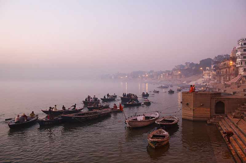 india_varanasi_ganges_river_sunrise_morning_boats.jpg