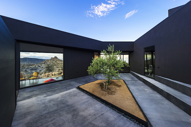 the-black-desert-house-in-joshua-tree-california-6.jpg