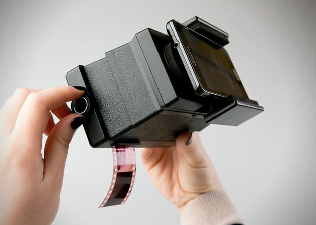 the-lomography-smartphone-film-scanner-2.jpg