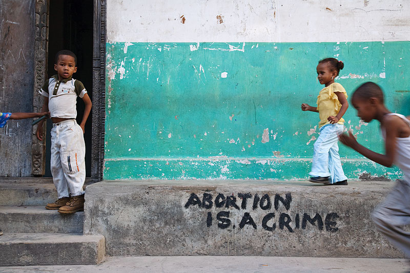 rimg_4559_africa_tanzania_zanzibar_stone_town_abortion_children.jpg