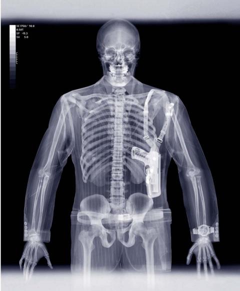 x-ray-photography-nick-veasey-chicquero-guy-gun.jpg