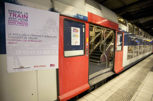 parisian-rer-train-transformed-like-versailles-13-600x395.jpg