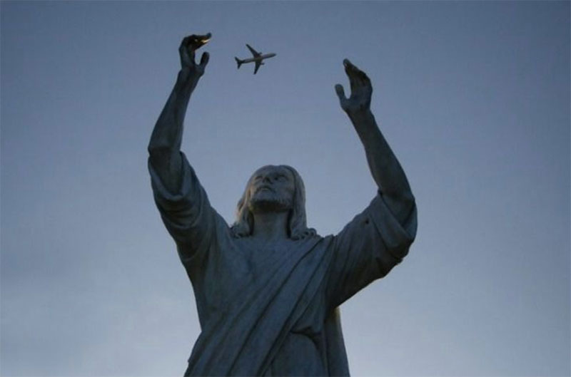 statue-juggling-plane-perfect-timing.jpg